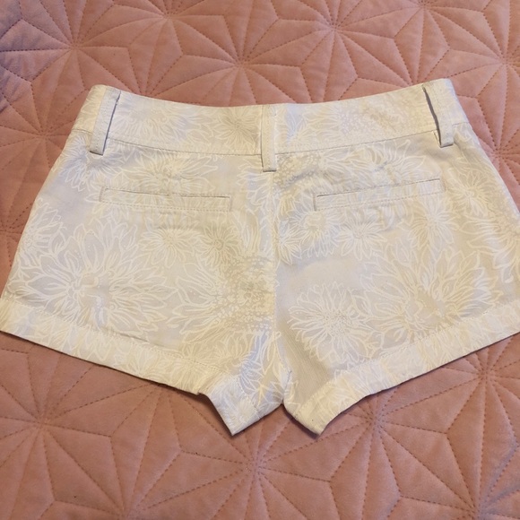 Lily Pulitzer white patterned Walsh shorts - Picture 2 of 3